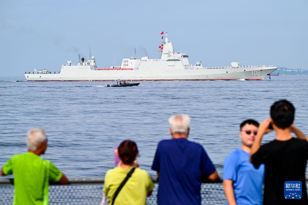 中国海军山东舰航母编队抵达香港