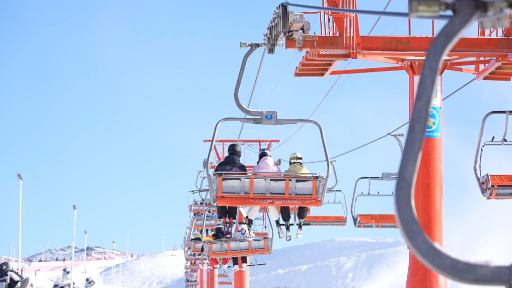 新疆阿勒泰“雪假”首日 听听孩子们感受如何