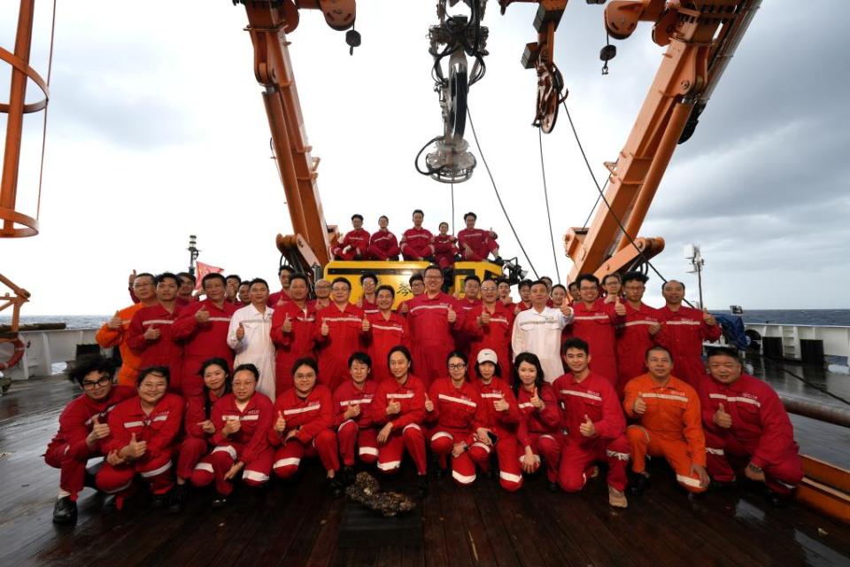 中国自主研制的6000米级深海无人遥控潜水器“海琴”号在南海成功海试