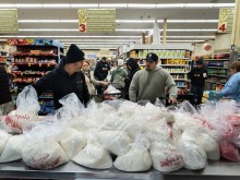 调查显示高物价致美国消费者节日季负债增加