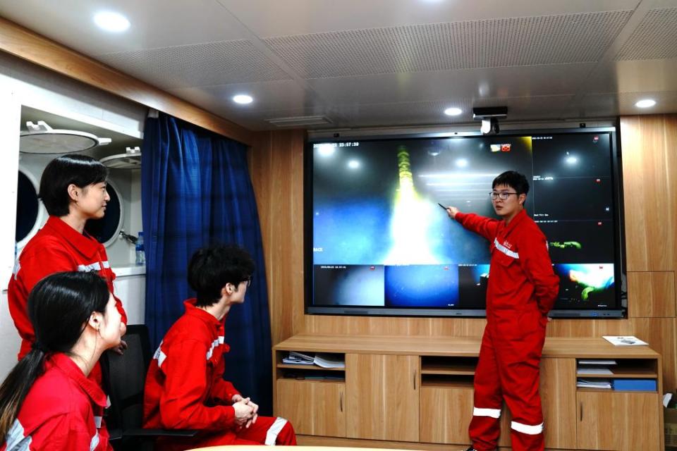 中国自主研制的6000米级深海无人遥控潜水器“海琴”号在南海成功海试