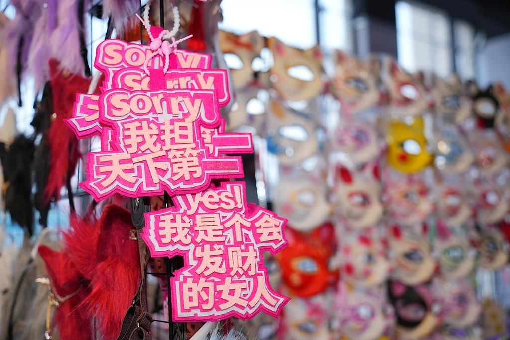 为何年轻人的包上都有个挂件？解锁“包挂”风靡的密码→