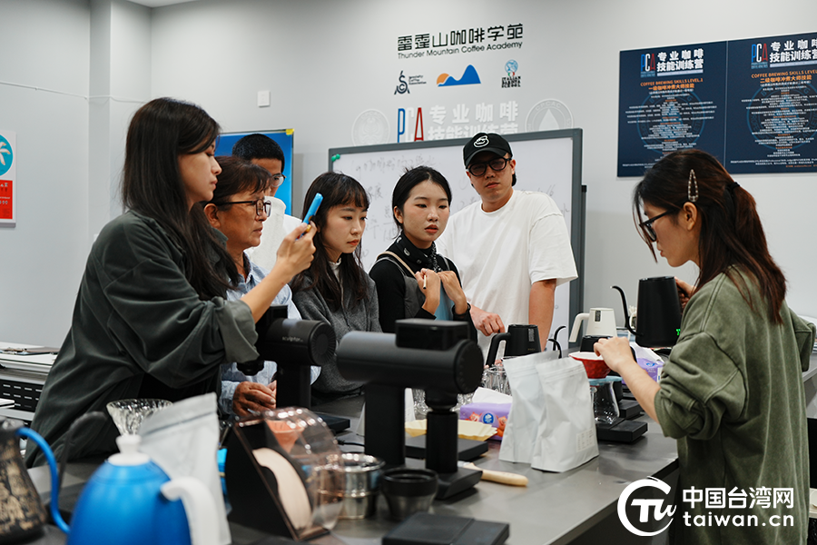 两岸青年咖啡香里“酿”融合 台湾学子邕城实训结情谊