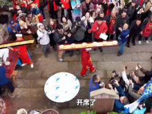 民俗盛宴引流、传统美味出圈，非遗年货撬动“年味经济”