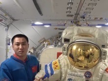 航天员为“战友”送上祝福 “功勋”舱外服随神二十飞船回家了