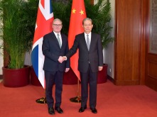 赵乐际会见英国首相斯塔默