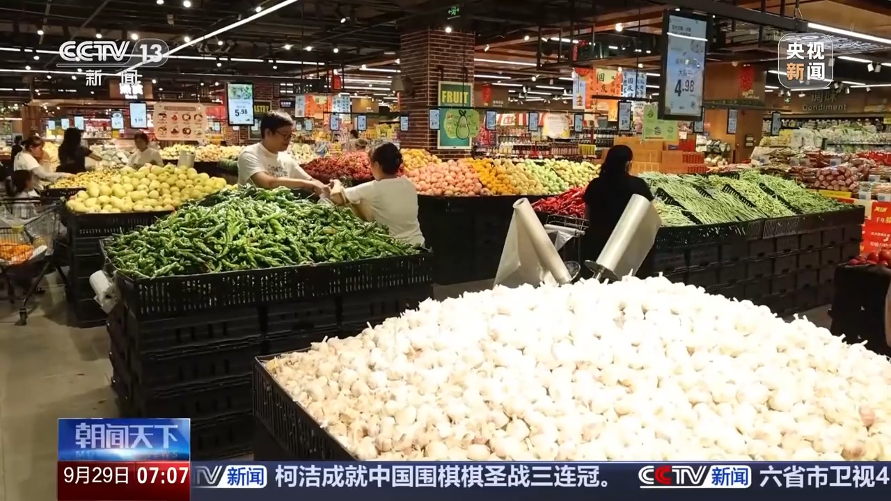 大闸蟹搭无人机、“小煤球”月饼出圈 今年双节市场超有料