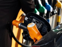 国际油价突破每桶100美元 为2022年以来首次