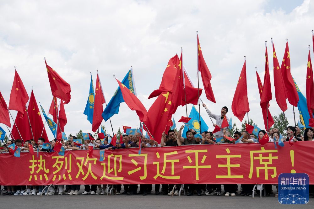 高清大图丨习近平抵达阿斯塔纳 受到热烈欢迎