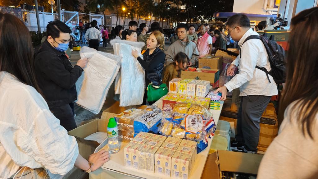 力以赴灭火 万众一心救灾——香港大埔火灾救援现场直击