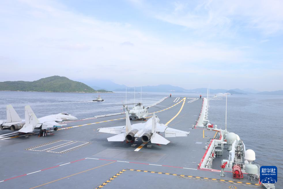 中国海军山东舰航母编队抵达香港