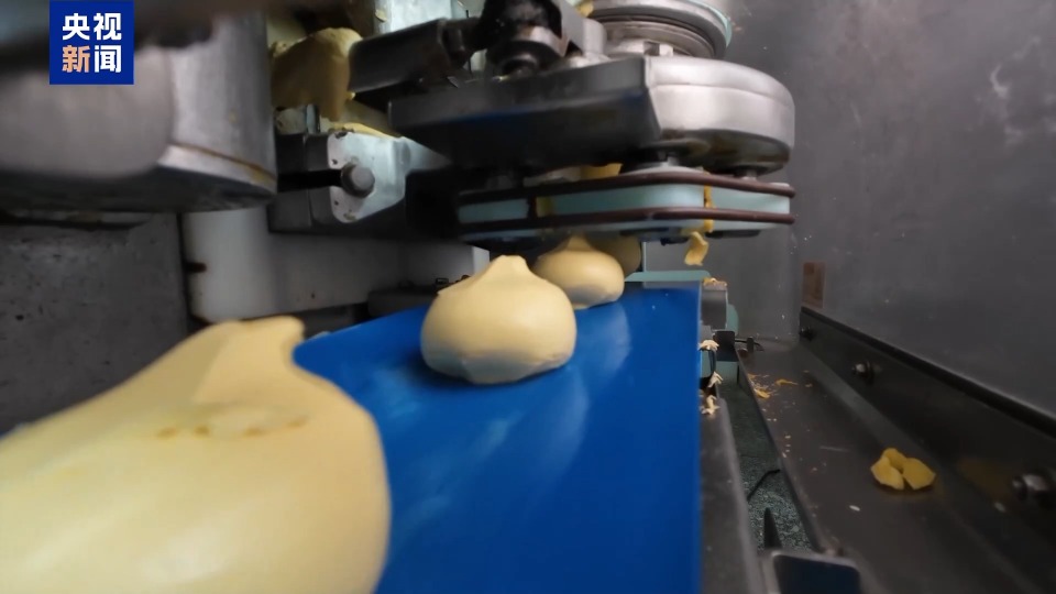 年货市场“马”上热 琉璃马、朱砂文创热销