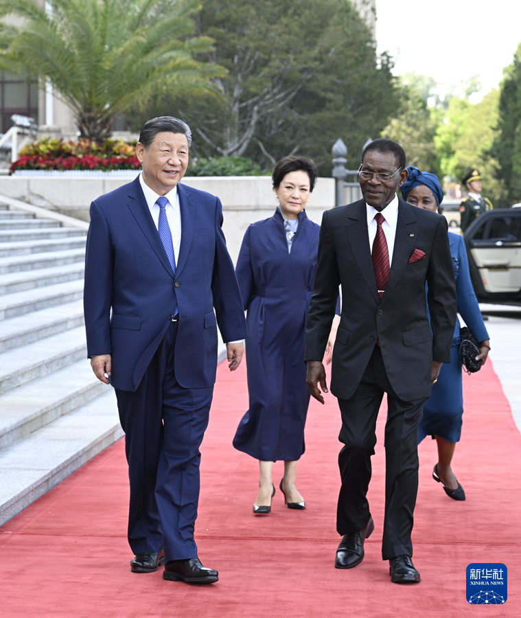 习近平同赤道几内亚总统奥比昂会谈