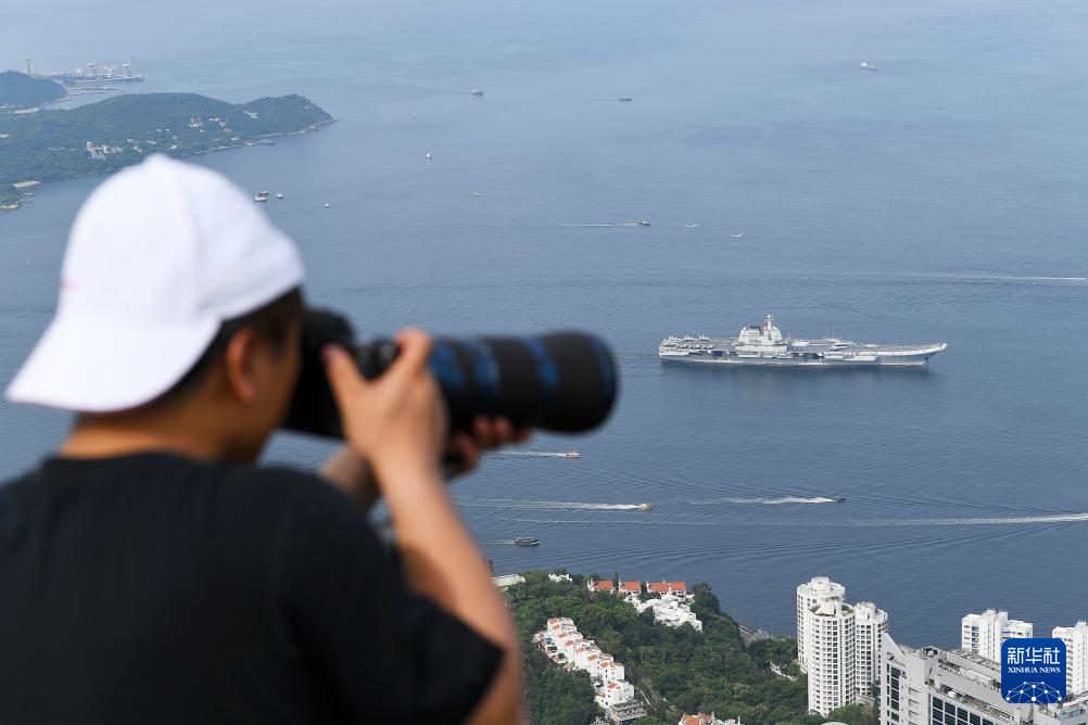 中国海军山东舰航母编队抵达香港