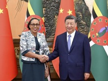 习近平会见多米尼克总统伯顿