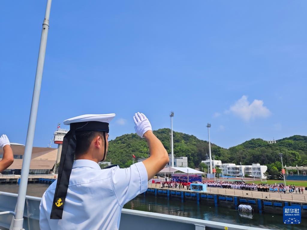 海军山东舰航母编队圆满结束访问离开香港