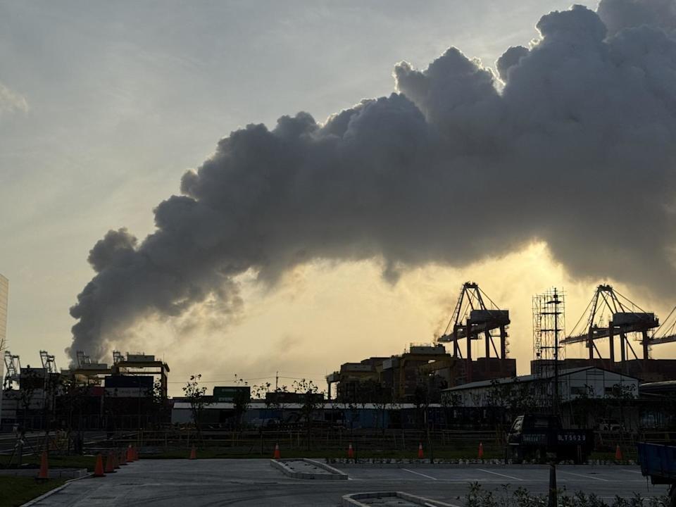 台湾高雄一锂电池工厂发生火灾 现场传出爆炸声