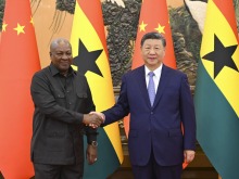习近平会见加纳总统马哈马