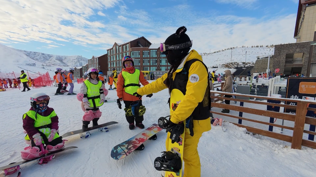 新疆阿勒泰“雪假”首日 听听孩子们感受如何