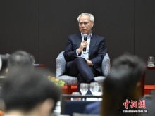 岑浩辉与在葡澳门学生交流：冀学成回澳后大展所长