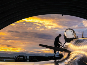 霞光伴鹰飞！空军战机训练壁纸上新