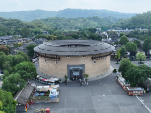 台湾青年探访成都洛带古镇  享客家美食  品客家文化