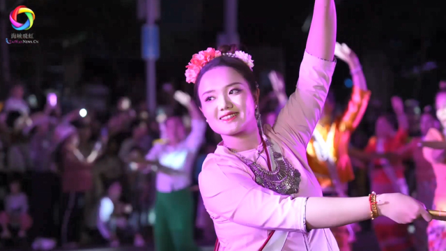 台湾网红体验耿马泼水节非遗花车夜游  感受傣历1388年璀璨之夜_fororder_0d9ddaa52535ec01b369bf8fdb091495