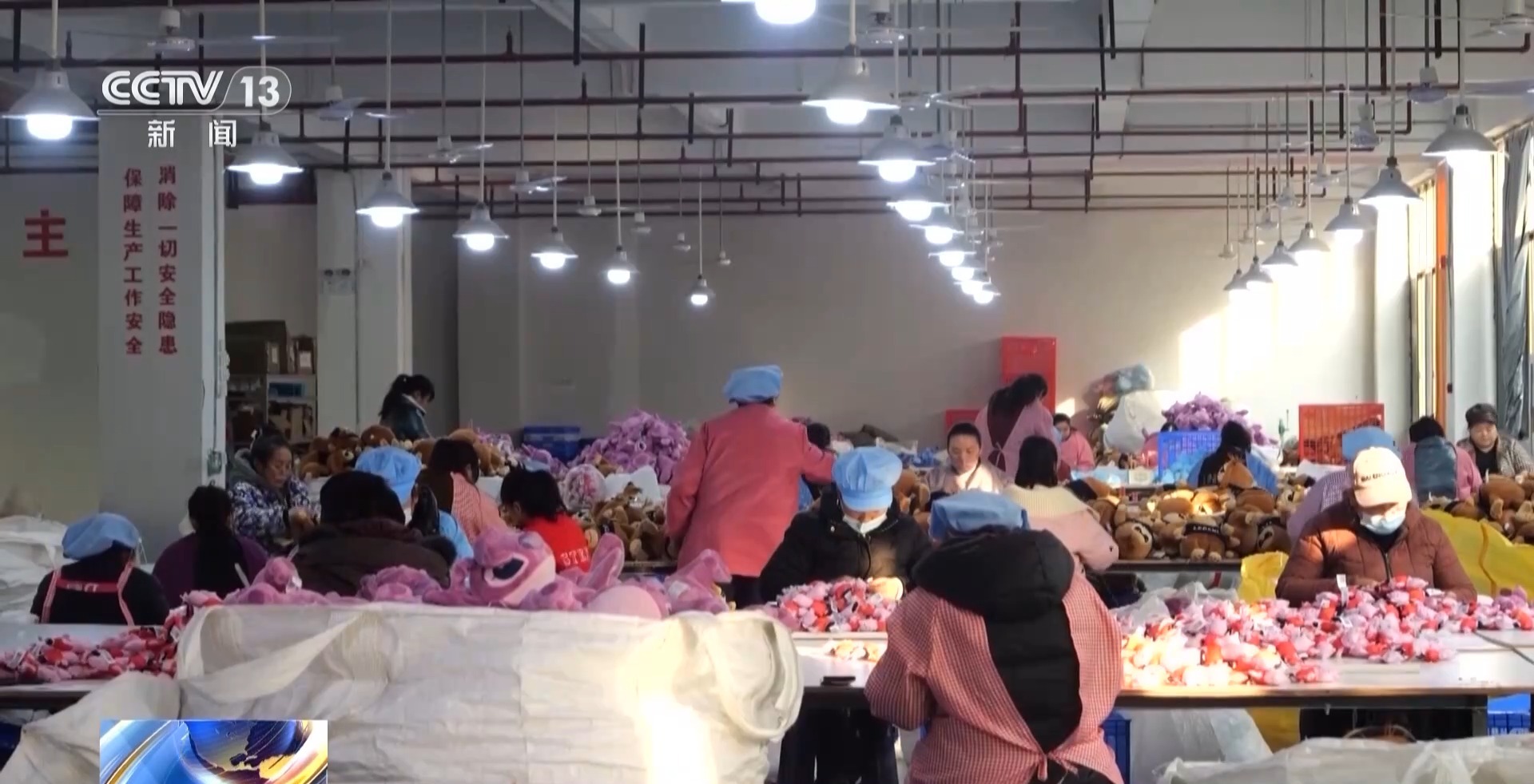 烟花走俏 麻将机大卖……外国人怎么过春节？中国节日“玩法”走向世界