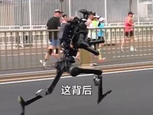 机器人跑赢人类半马！破纪录背后是百亿级经济密码