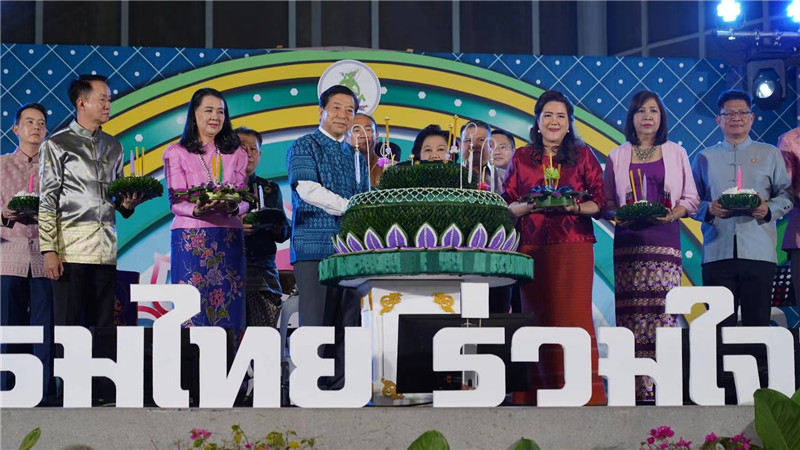 泰国各地举办盛大水灯节活动
