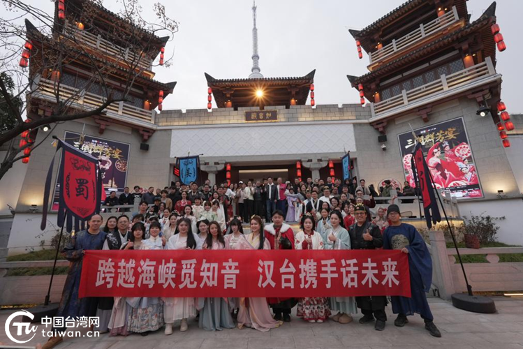 穿上汉服哭了，台湾女孩找到了爷爷说的“根”