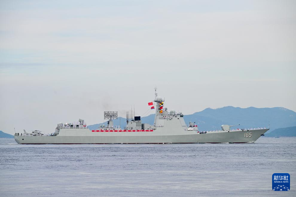中国海军山东舰航母编队抵达香港