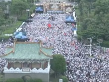 被20万台湾民众“堵门”怒吼，赖清德“追杀”蓝营青年撒气，不查毒油我“查水表”！