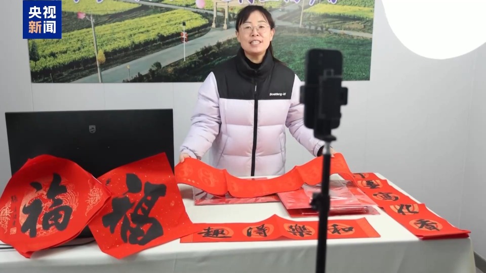 年货市场“马”上热 琉璃马、朱砂文创热销