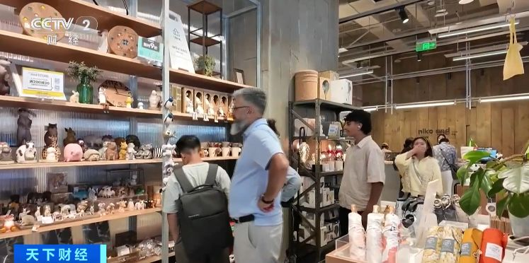 手机“碰一下”就能退税 “中国购”成来华旅游新潮流