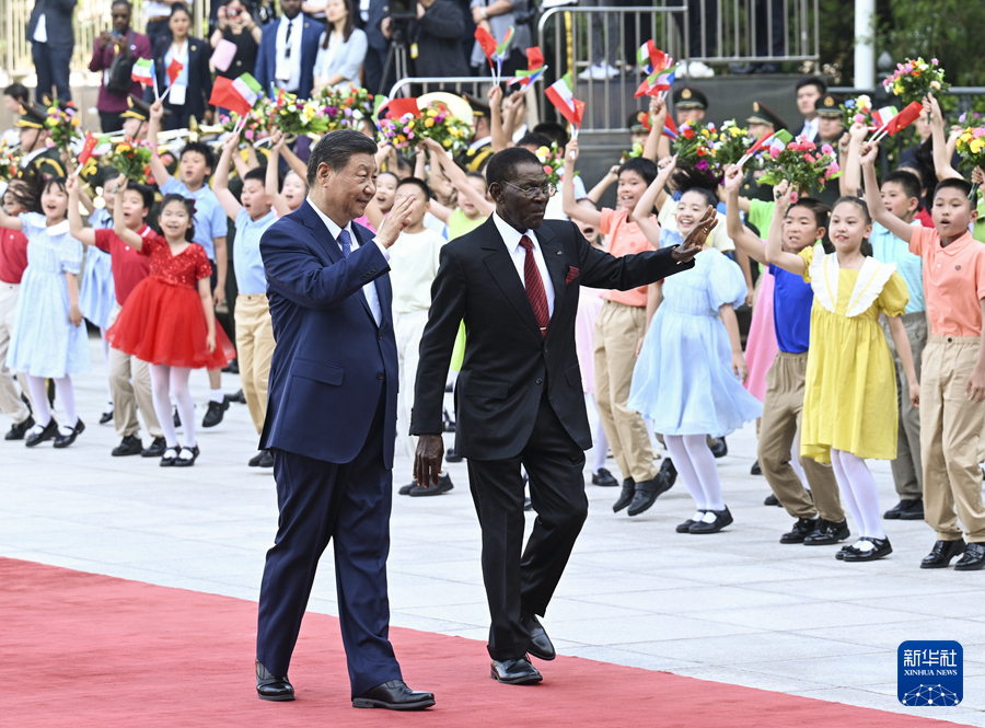 习近平同赤道几内亚总统奥比昂会谈