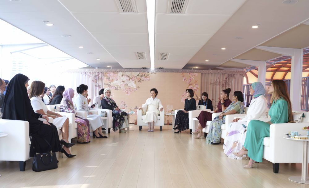 彭丽媛同出席2025年上海合作组织峰会外方领导人夫人游览天津海河