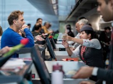 记者观察：圣诞灯光下的美国“K型”经济裂痕