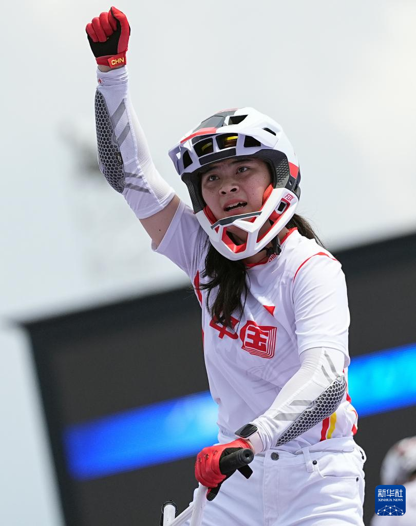 自由式小轮车——邓雅文获得女子公园赛冠军