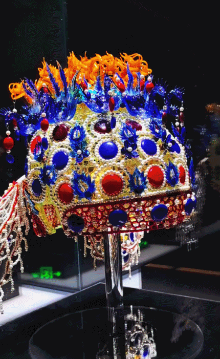 琉璃凤冠成艺术展“顶流” 这届年轻人的潮流有点酷→