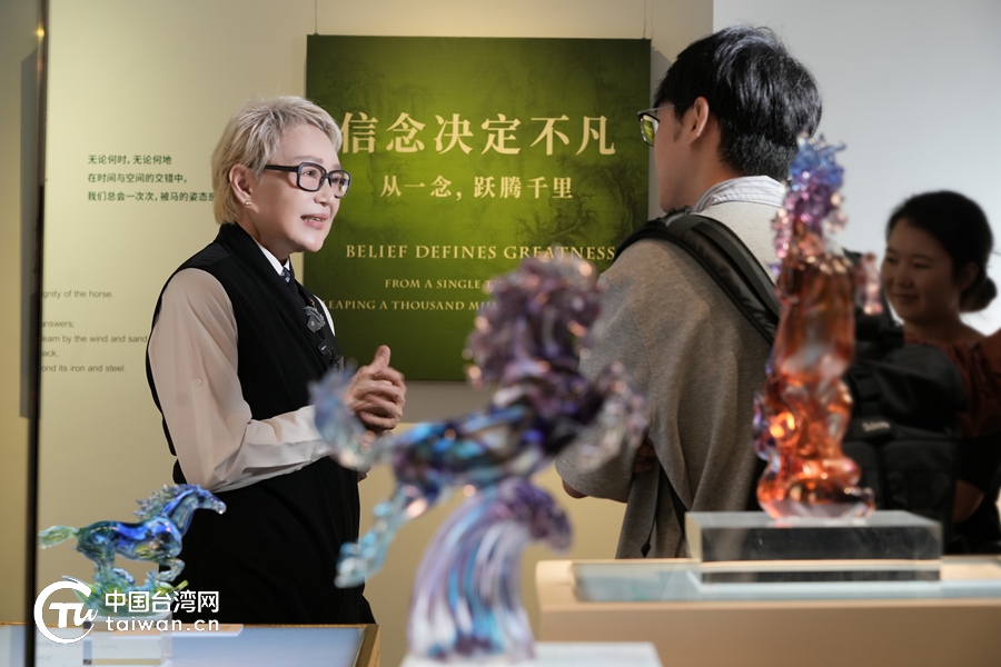 四十载艺术积累 非遗传承人杨惠姗琉璃马新作在沪全球首发