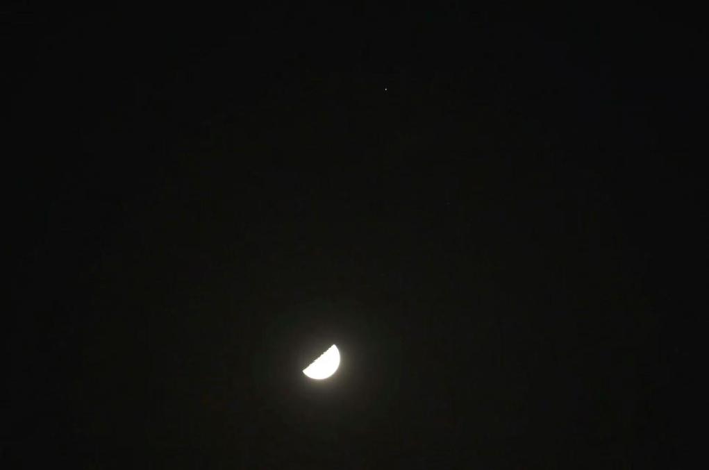 23日至24日凌晨残月连伴土星、金星上演“星月童话”