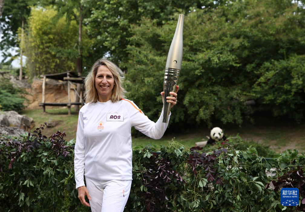 旅法大熊猫见证巴黎奥运圣火传递 旅法大熊猫见证巴黎奥运圣火传递