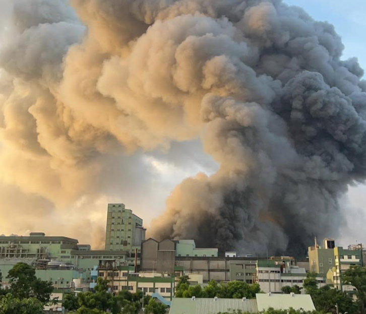 台湾高雄一锂电池工厂发生火灾 现场传出爆炸声