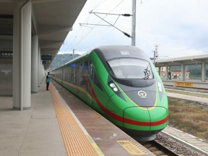免签通关更便利 中老铁路签发首枚贴纸式临时入境许可