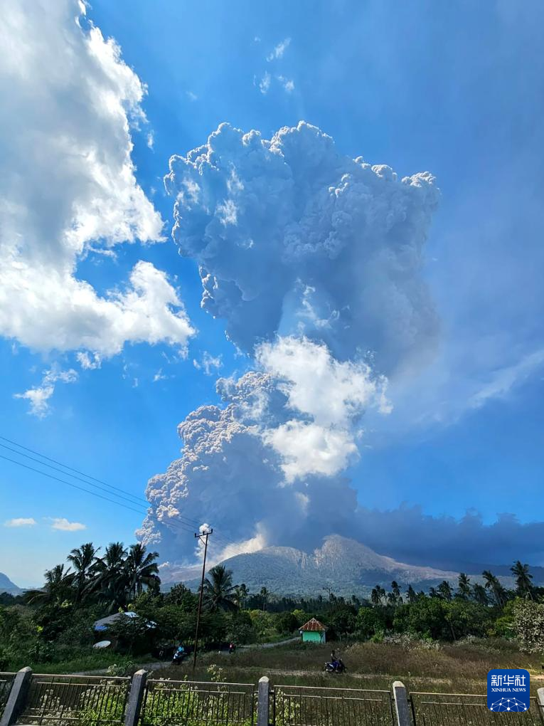 印尼一火山猛烈喷发　多个航班取消