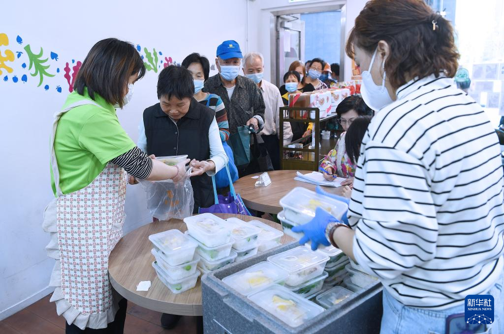 “感动香江”的单亲母亲和她的“朋友仔”