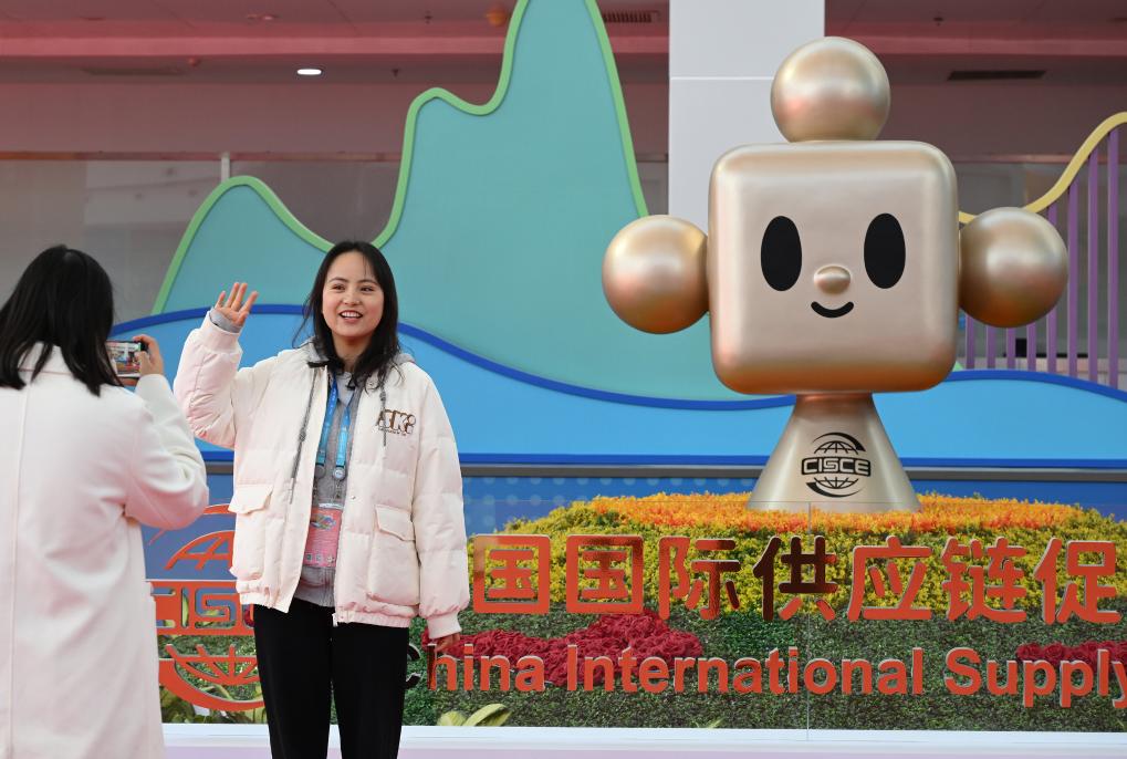 新华时评：为世界经济贡献中国“链”通力