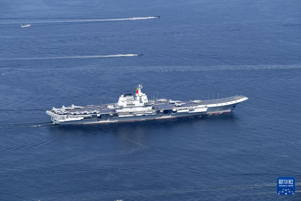 中国海军山东舰航母编队抵达香港
