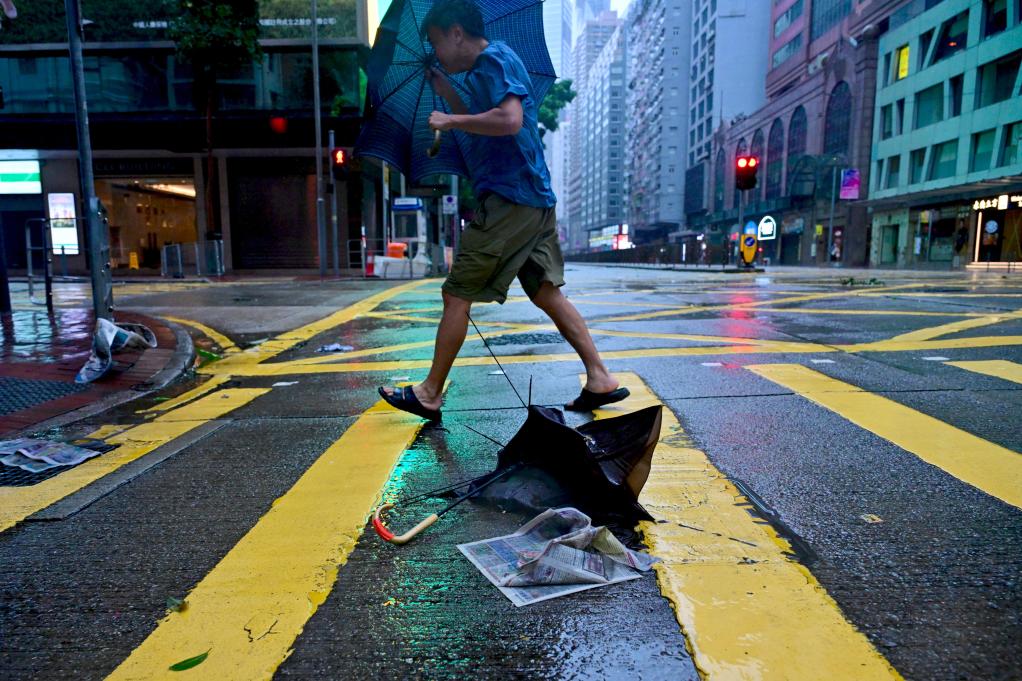 “十号风球”下的香港